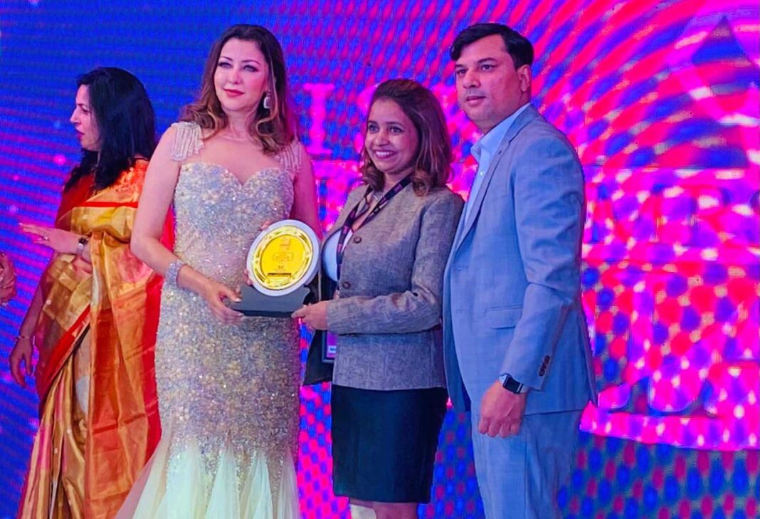 Mrs World Dr. Aditi Govitrikar Honourd the Students of RVMUA International Makeup Academy with The Best Makeup Artist Award at Tiska Miss and Mrs. India 2021